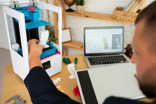 Free photo lifestyle of designer using a 3d printer