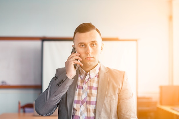 Free photo lifestyle portrait of businessman