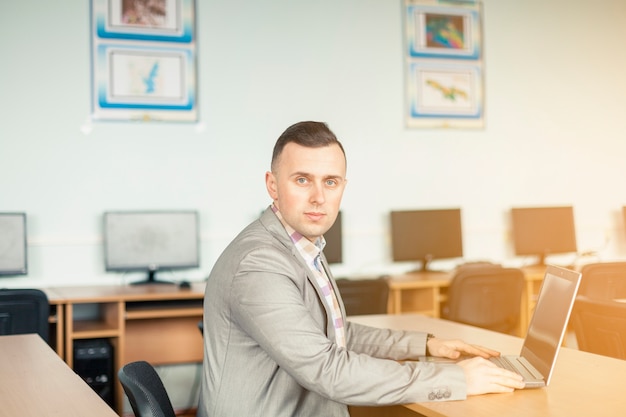 Free photo lifestyle portrait of businessman