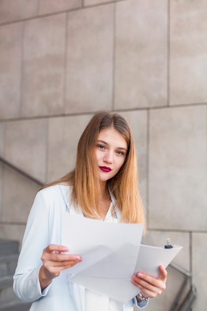 Free photo lifestyle portrait of businesswoman