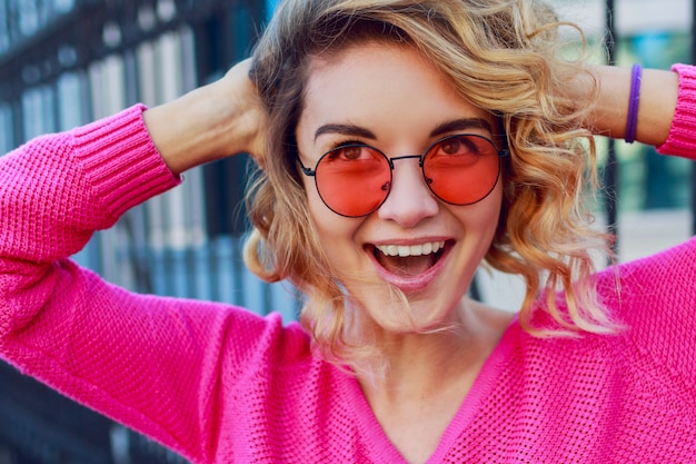 Free photo lifestyle positive portrait of cheerful happy woman in pink pullover