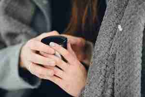 Free photo lifestyle shot of couple in snowy forest. people spending winter vacation outdoors.