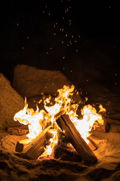 Free photo lighted bonfire