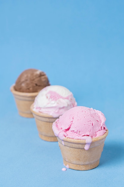 Free photo line of little scoop of different ice cream flavours