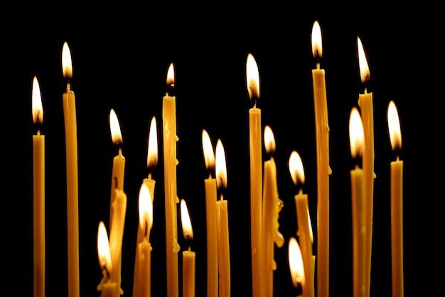 Free photo lit candles with dark background