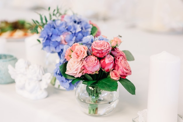 Little bouquet of pink roses put in glass vase