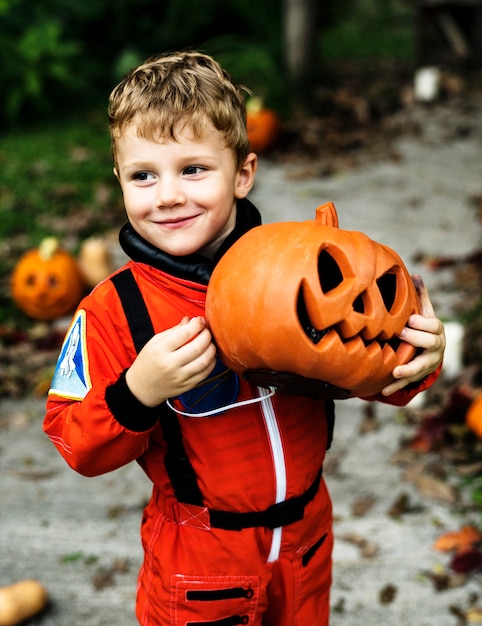 Free photo little boy dressed up for halloween