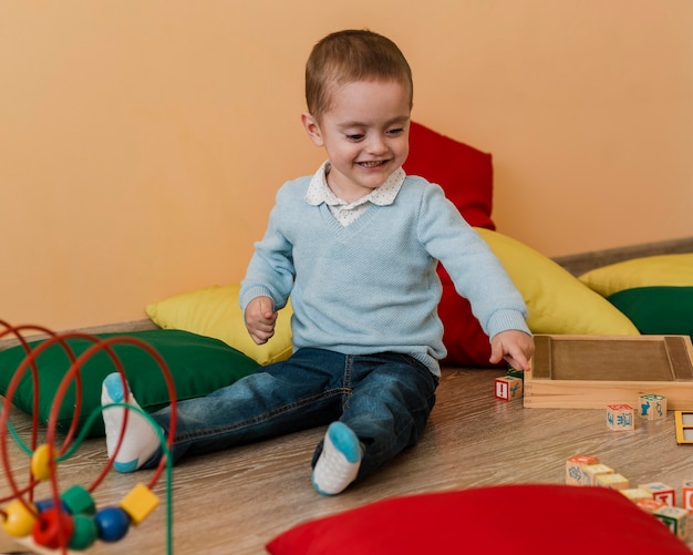 Free photo little boy playing