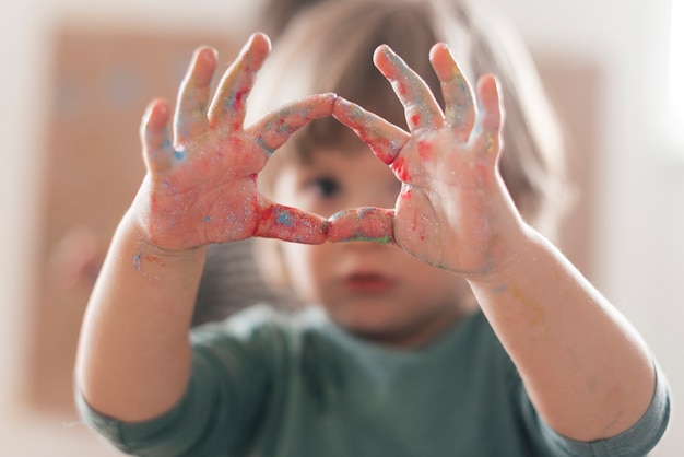 Free photo little child painting like an artist