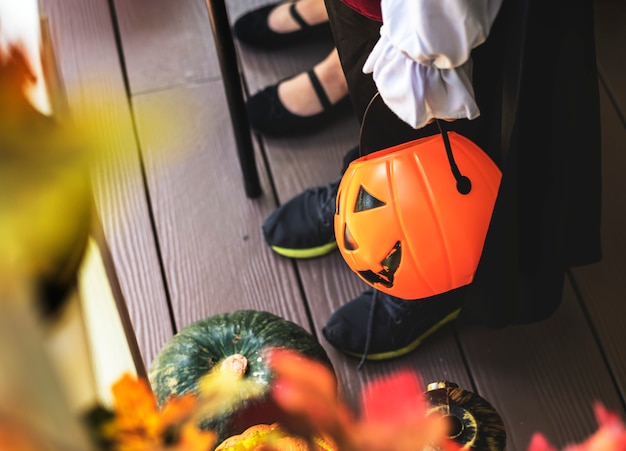 Free Photo little children trick or treating on halloween