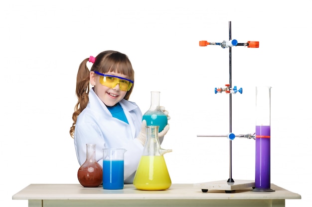 Free photo little girl as chemist doing experiment with chemical fluid in the laboratory