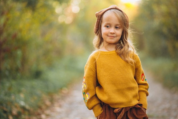 Free photo little girl in an autumn park