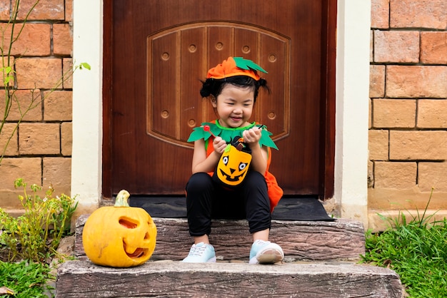 Free photo little girl dressed up for halloween