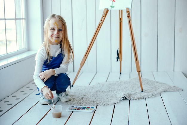 Free photo little girl drewing