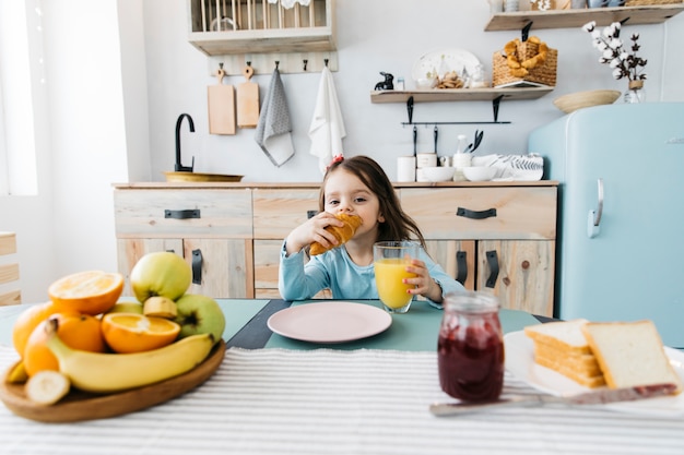 Free photo little girl having her breakfast