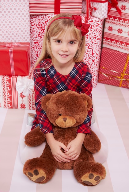 Free photo little girl and her teddy bear