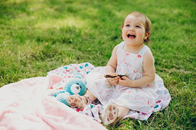 Free photo little girl is resting in the park