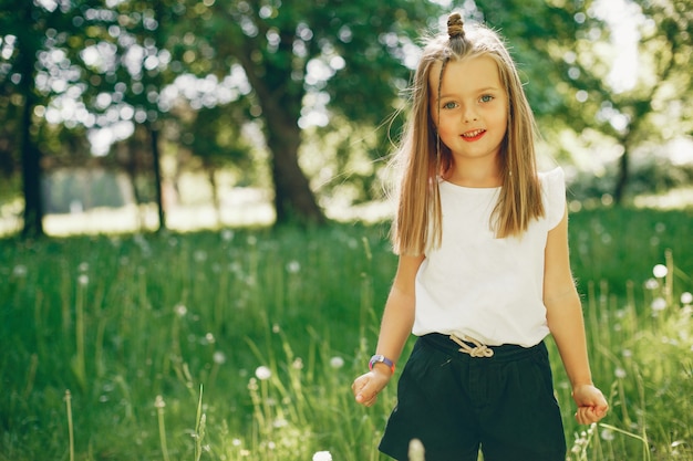 Free photo little girl in a park