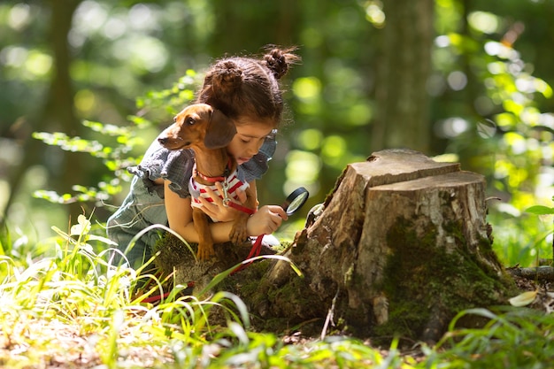 Free photo little girl participating in a treasure hunt