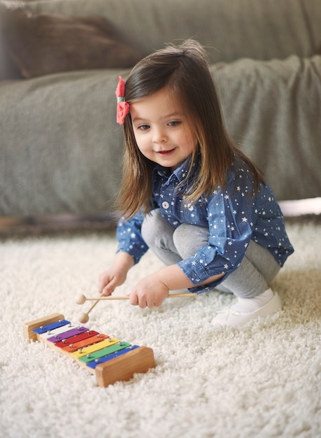 Free photo little girl playing the xylophone