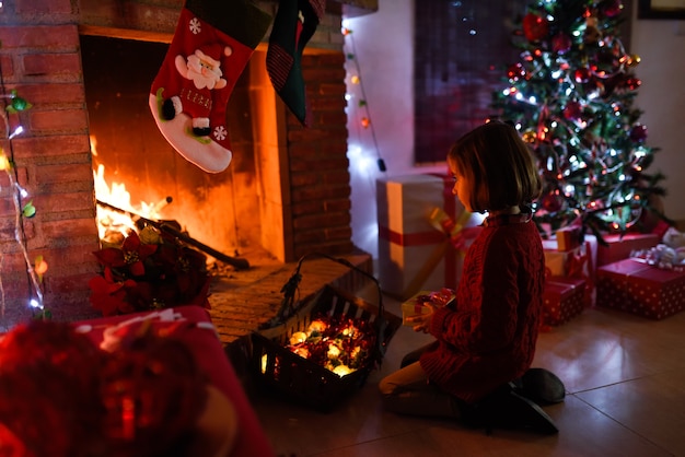 Free photo little girl in a room decorated for christmas