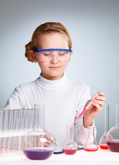 Free photo little girl waiting for a chemical reaction