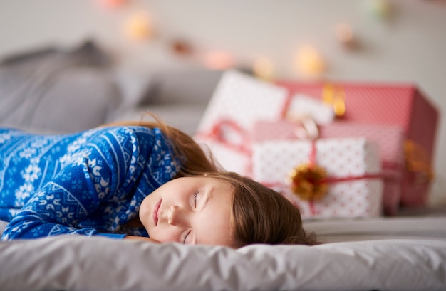 Free photo little girl waiting for christmas present