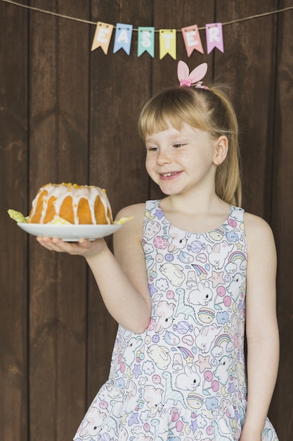 Free photo little girl with easter cake