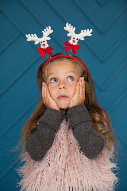 Free photo little girl wondering and looking up