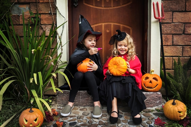 Free photo little kids at a halloween party