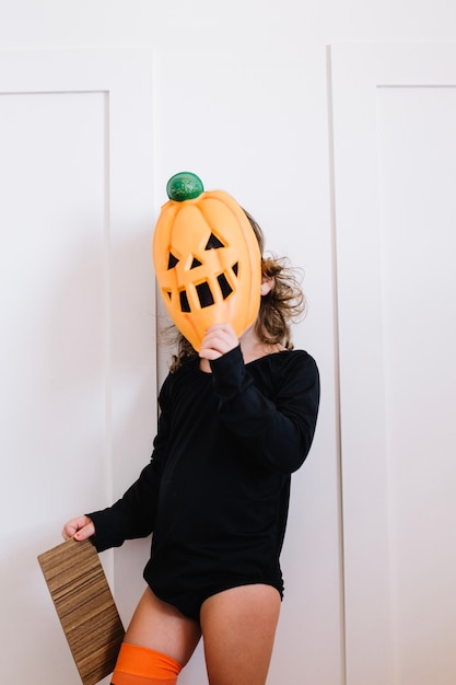 Free photo little pumpkin holding cardboard