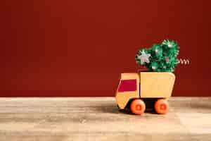 Free photo little toy truck carrying a christmas tree