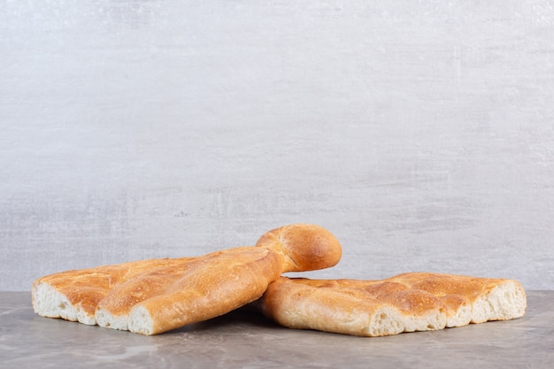 Free Photo loaves of half-sliced tandoori bread on marble.