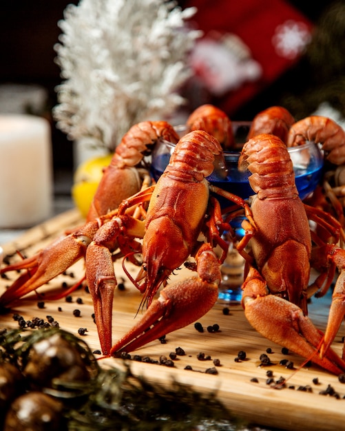 Free photo lobster set served on desk