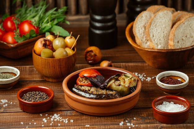 Free photo local food, eggplant bell pepper and tomato dolma, stuffed with meat