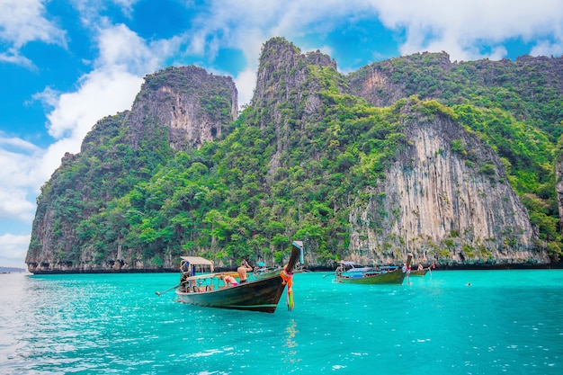 Free photo long boat and blue water at maya bay in phi phi island, krabi thailand.