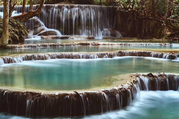 Free photo long exposure of the beautiful tropical kuang si waterfall in luang prabang, laos