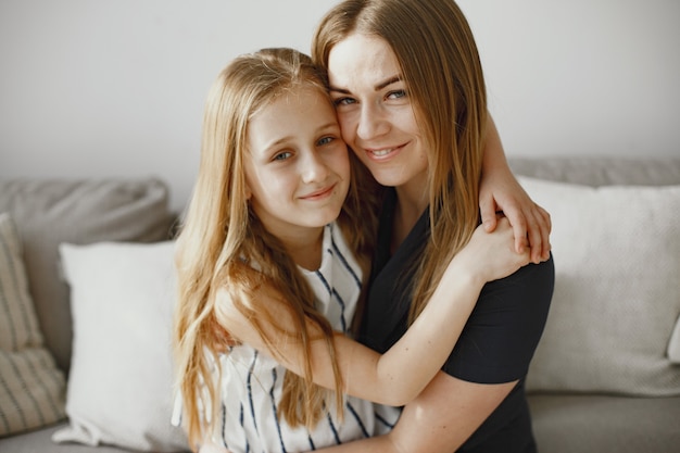 Free photo long haired girls. happy mom with daughter. daughter hugging mom