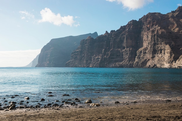 Free photo long shot cliffed coast with crystalline water