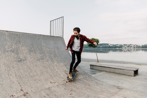 Free photo long shot of man at skate park