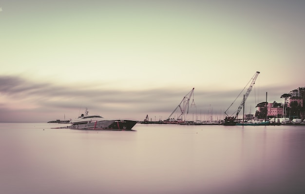 Free photo long shot shipwreck at a harbour