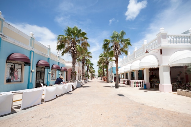 Free Photo long shot of street in tropical tourist resort