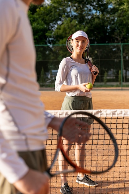 Free photo long shot woman looking at partner