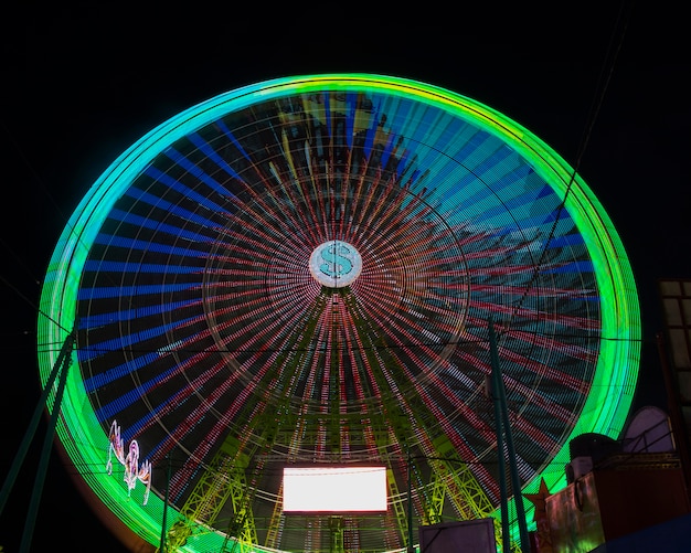 Free Photo long view green wonder wheel in the night