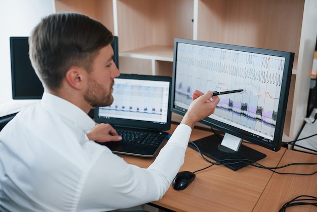 Free photo looks very bad. polygraph examiner works in the office with his lie detector's equipment