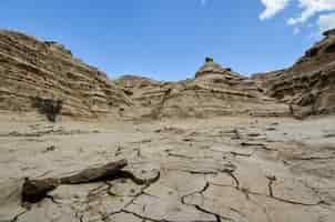 Free photo lot of rocks formations in badlands under a clear blue sky