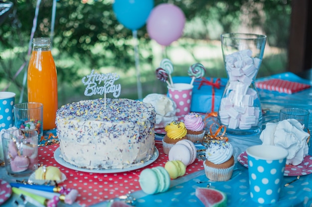 Free photo lovely birthday concept with chocolate cake