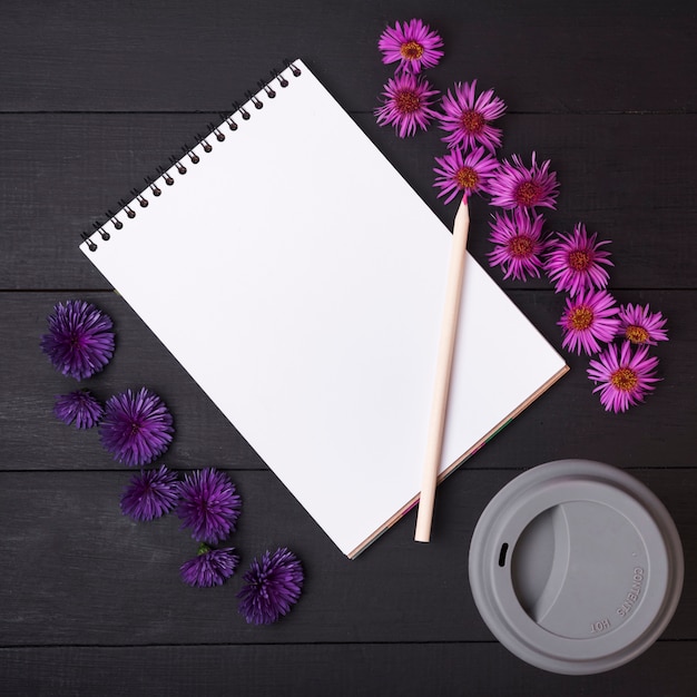 Free photo lovely flowers concept with modern notebook