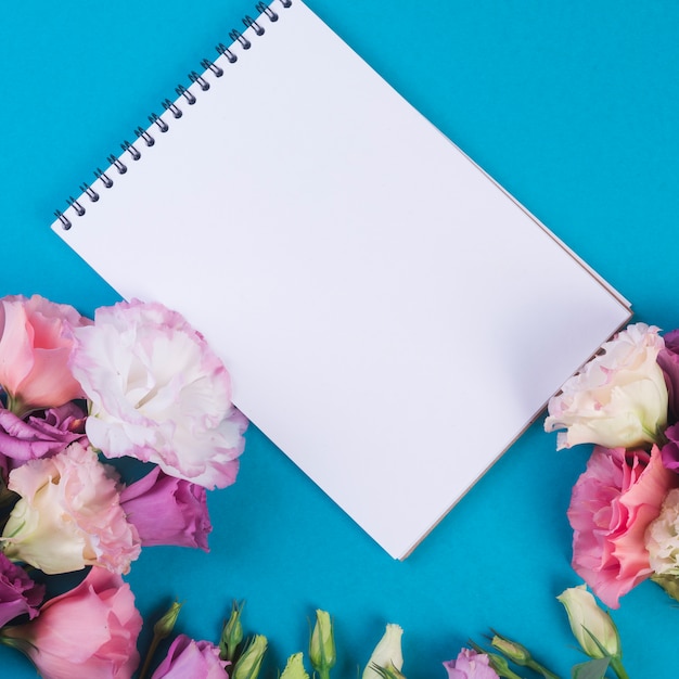 Free photo lovely flowers concept with notebook