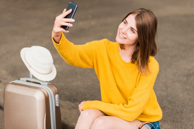 Free photo lovely travelling woman taking a selfie